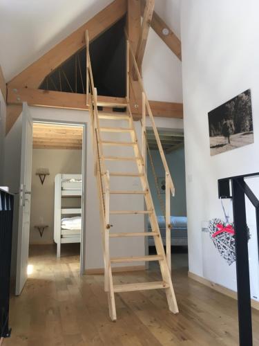 Una escalera que conduce a una cama elevada en una habitación en Gîte de montagne Le Lustou, en Sailhan