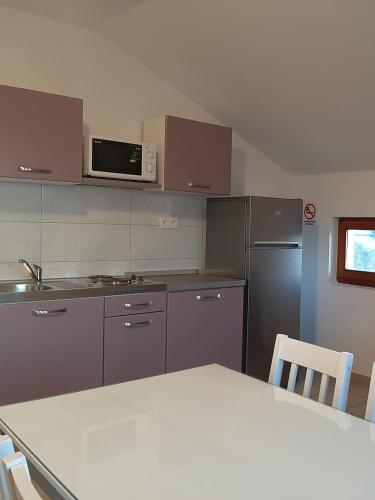 Η κουζίνα ή μικρή κουζίνα στο Apartments Cherry