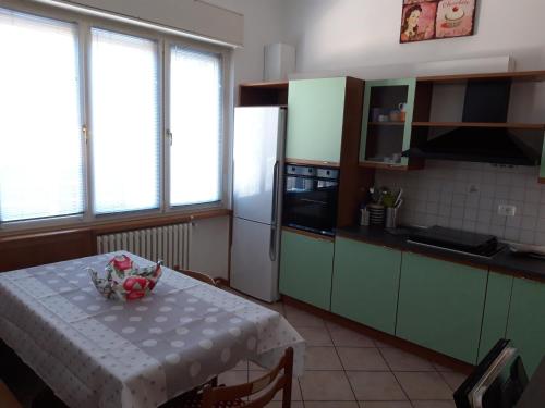 a kitchen with a table with a white table cloth at Casa Marilla in Malcesine