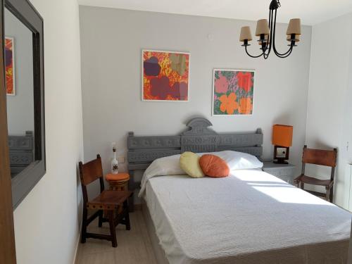 1 Schlafzimmer mit 2 Betten und einem Kronleuchter in der Unterkunft Casa acogedora al pie de Montserrat in Collbató