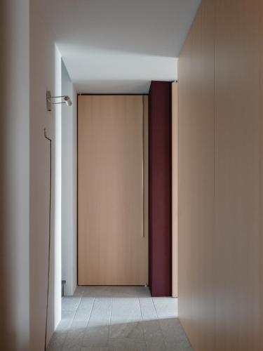 a hallway with a sliding door in a room at LARIUM BED & BREAKFAST - PIGRA in Pigra