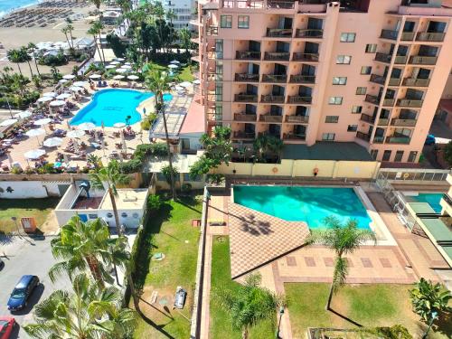 an aerial view of a resort with a swimming pool at APARTAMENTO 1ª LINEA PLAYA GARAJE PISCINAS TERRAZA in Torremolinos