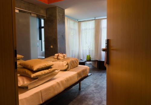 een kamer met 2 bedden met kussens erop bij Do Stil Boutique Hotel in Timişoara