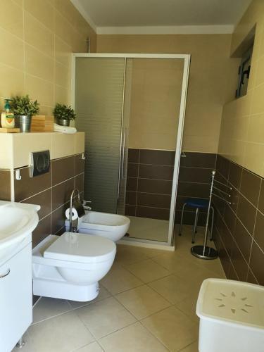 łazienka z 2 toaletami i prysznicem w obiekcie Villa Dambo mit Pool , 4 Sterne w mieście Grkavešćak