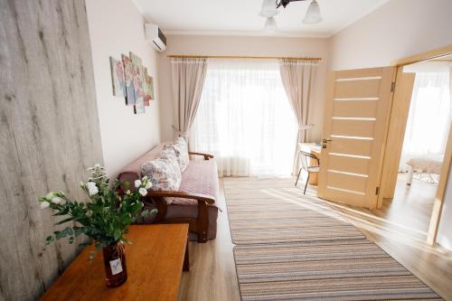 ein Wohnzimmer mit einem Sofa und einem Tisch in der Unterkunft Tamerlan in Chmelnyzkyj