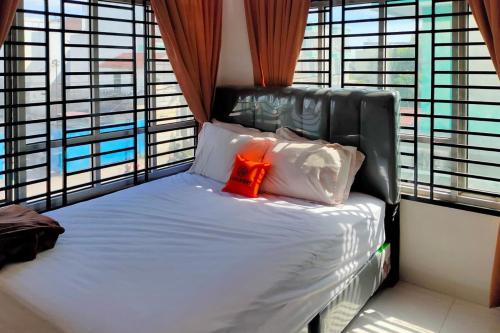 een klein bed in een kamer met ramen bij KoolKost near Millennium ICT Center Medan (Minimum Stay 6 Nights) in Pulauberayan