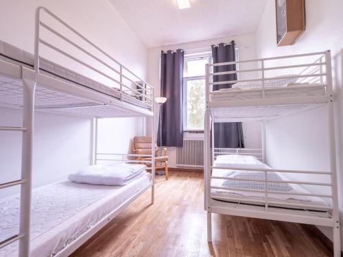 a bedroom with two bunk beds and a desk at Körsbärskullen in Vimmerby