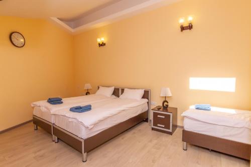 Ένα ή περισσότερα κρεβάτια σε δωμάτιο στο Gudauri Palace apartments in New Gudauri