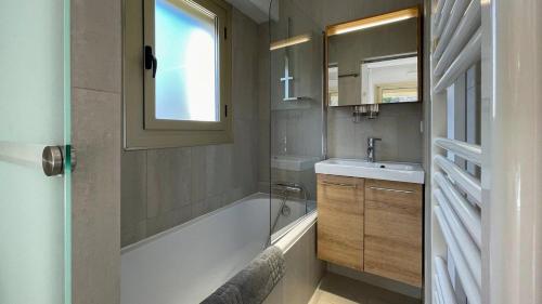 uma casa de banho com uma banheira e um lavatório em Appartement proche mer et gare em Cannes