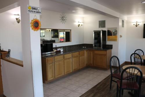 a kitchen with wooden cabinets and a table with chairs at Rice Hill Inn in Oakland