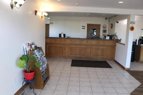 a waiting room with a counter in aocrinologists office at Rice Hill Inn in Oakland