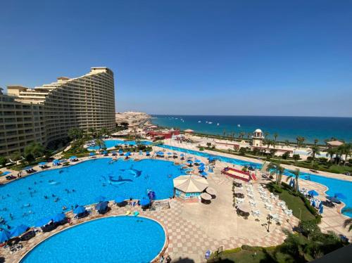 Bazén v ubytování Porto Sokna Pyramids booking sea view apartment family only nebo v jeho okolí