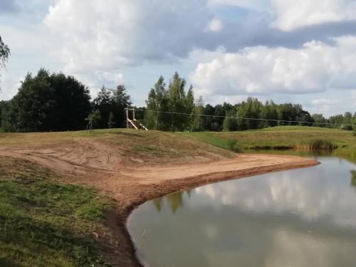 Blick auf einen Teich auf einem Golfplatz in der Unterkunft Vesta 