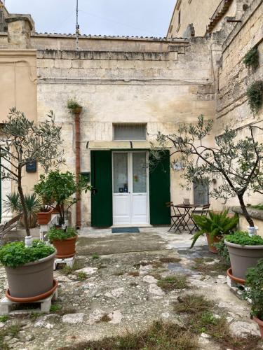 an entrance to a building with a green door at I Sassi Di Teopista in Matera