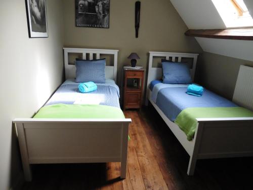 Un pat sau paturi într-o cameră la hoeve onder de eik