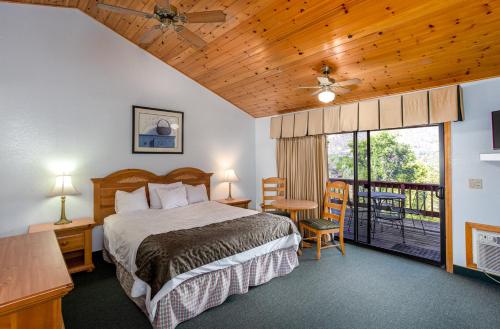 เตียงในห้องที่ Whispering Pines Lodge