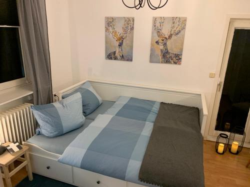 A bed or beds in a room at Haus am Stadtrand mit super Verbindung in die City