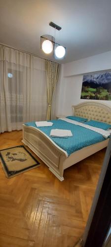 Un pat sau paturi într-o cameră la Bucovina Confort Apartament