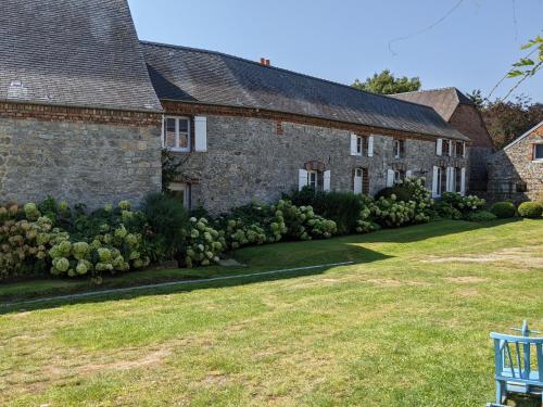 an old house with a garden in front of it at La Grange de Dourlers in Dourlers