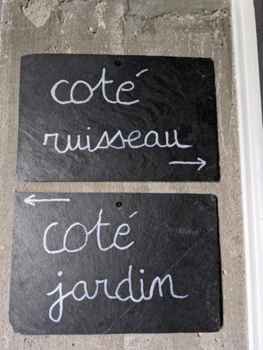 a sign that says cafe niumeen and cafe talaru at La Grange de Dourlers in Dourlers