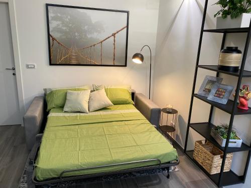 uma cama num quarto com uma pintura de ponte na parede em il Cortiletto em Turim