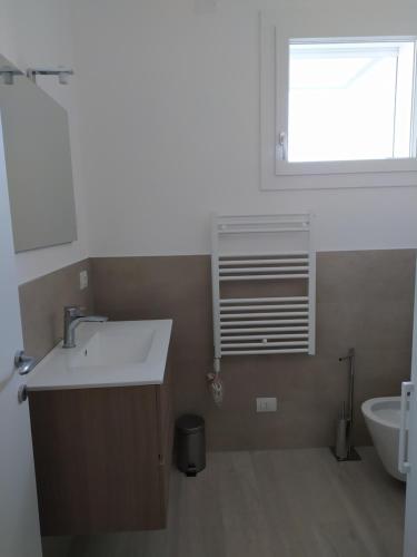 Jesolo Appartamenti F2 - Black and White tesisinde bir banyo