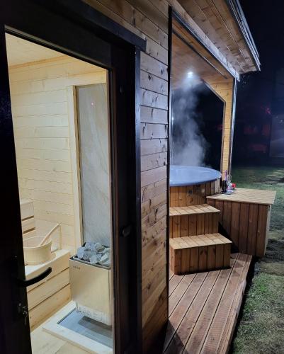 einen Außenblick auf eine Sauna mit Whirlpool in der Unterkunft Pensiunea Beatrice in Vatra Dornei