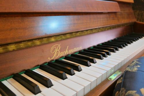 a piano keyboard with the name blizzard at Hotel Mondial in Marghera