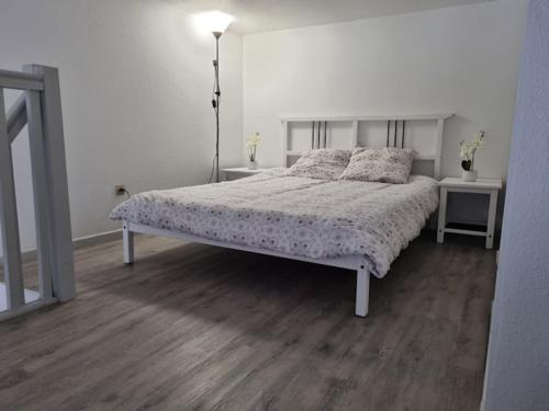 une chambre avec un lit avec deux oreillers dessus dans l'établissement Agréable petite maison de vacances, à Port-Leucate