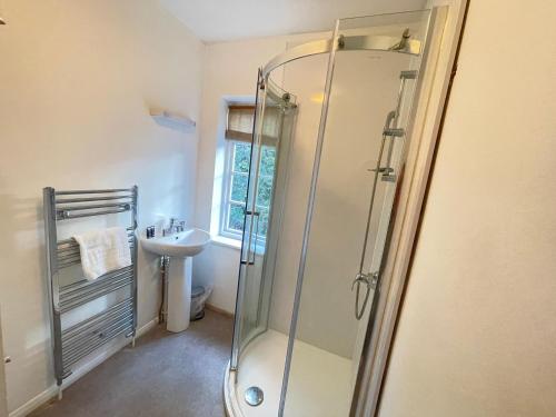 een badkamer met een douche en een wastafel bij Garden House in Nailsworth