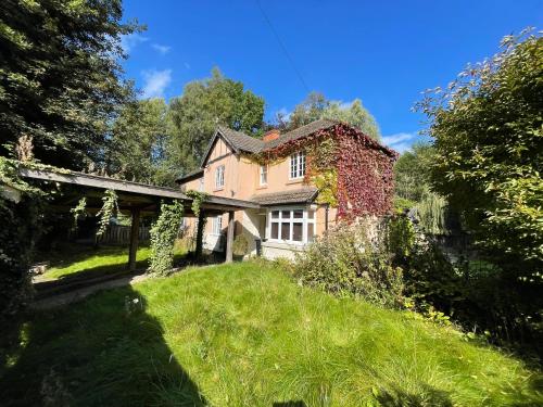 an old house in the middle of a yard at Garden House in Nailsworth