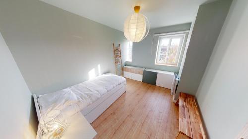 - un salon avec un canapé blanc et une fenêtre dans l'établissement Le haut de Vallières appartement 3 pièces NETFLIX, à Metz