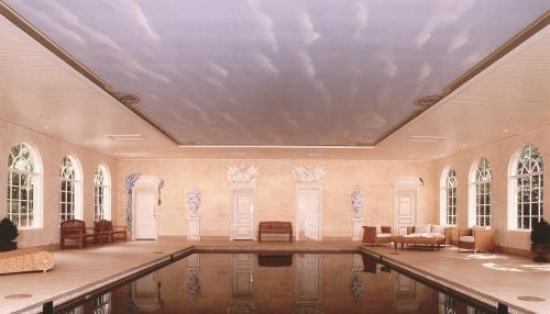 鮑勒爾的住宿－米爾頓公園鄉村度假屋酒店及Spa，一个带天花板的房间的大型游泳池