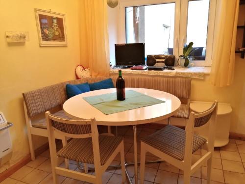 uma mesa de jantar com uma garrafa de vinho em Appartmenthaus Kern em Aigen im Mühlkreis