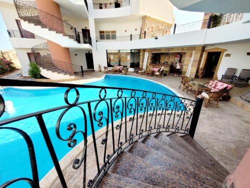 een uitzicht vanaf het balkon van een huis met een zwembad bij Oasis marsa alam in Marsa Alam
