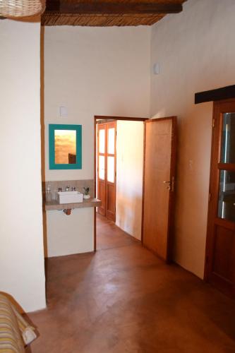 an empty room with a sink and a bathroom at Cabañas Sixilera in Huacalera