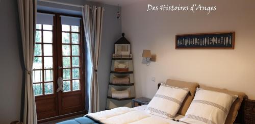 Ένα ή περισσότερα κρεβάτια σε δωμάτιο στο B&B Des Histoires d'Anges - Côté Jardin - Accueil Vélo