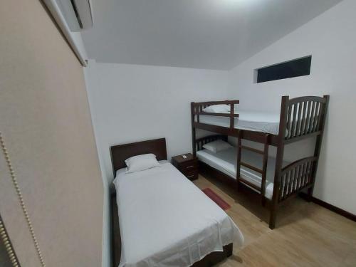 Ένα ή περισσότερα κρεβάτια σε δωμάτιο στο Bia & Alan's house