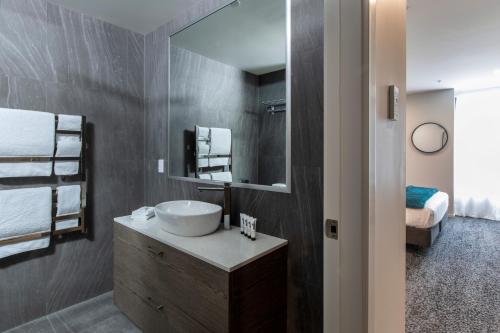 Bathroom sa Quest Queenstown Apartments Remarkables Park