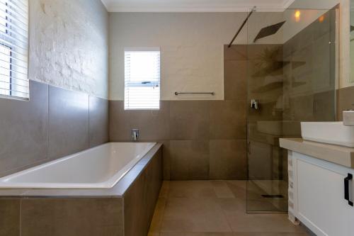 baño con bañera grande y lavamanos en Alimama Spaces The Chelsea's Cote de Val, en Parys