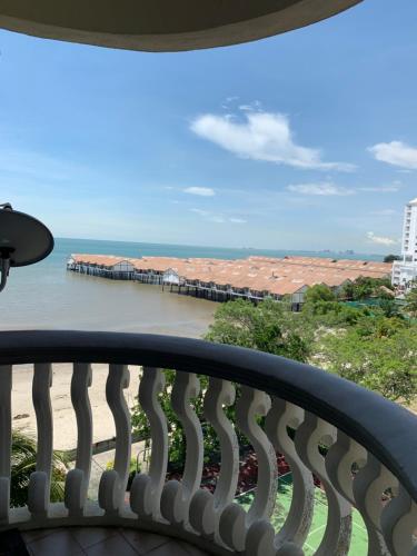 Balcó o terrassa a Port Dickson Glory Beach Resort Apartment 5pax 3BR