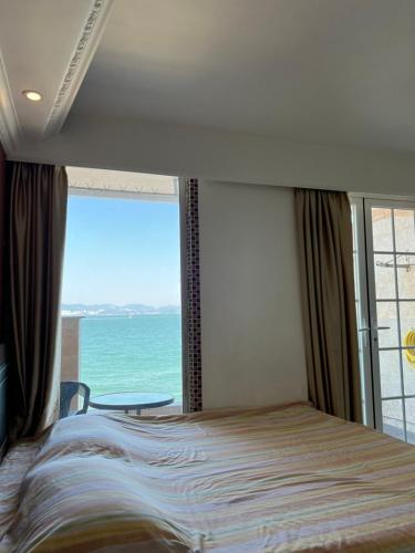 香港的住宿－海景度假屋，一间卧室配有一张床,享有海景