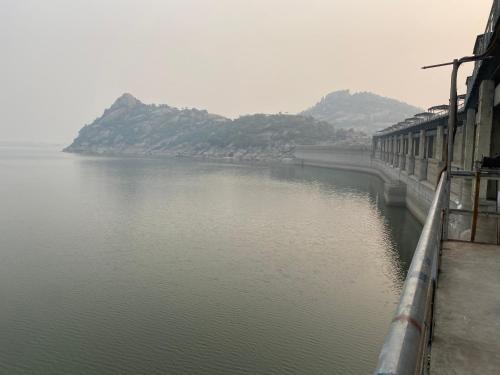 a large body of water with mountains in the background at Jawai Bagpackers Hostel in Sheoganj