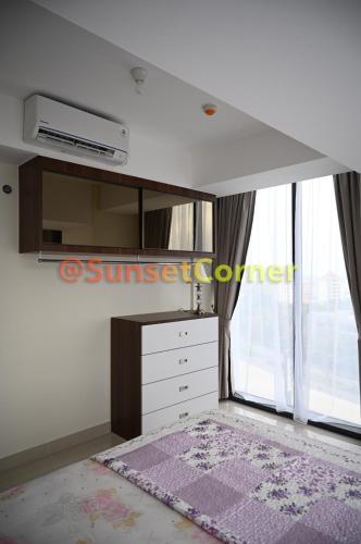 uma sala com um quarto com uma cómoda e uma janela em Sunset Corner @Pollux Habibie em Batam Center