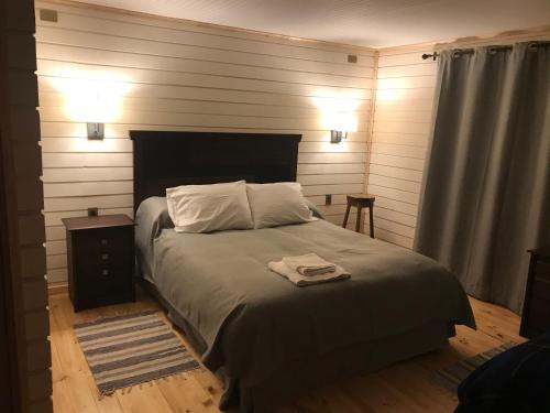 - une chambre avec un lit et 2 serviettes dans l'établissement Casa Rural 32, à Villa O'Higgins