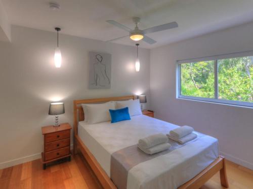 מיטה או מיטות בחדר ב-Maggies Beachfront Apartment 11