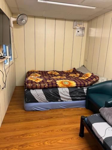 Tempat tidur dalam kamar di Komei Container Homestay