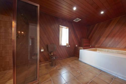 La salle de bains est pourvue d'une baignoire, de toilettes et d'une douche. dans l'établissement Wenvoe - Historic retreat, à Lithgow