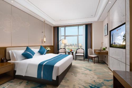 Postel nebo postele na pokoji v ubytování Luzhou Jianguo Hotel