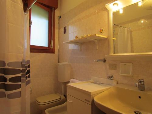 A bathroom at Lovely flat with garden and pool - Beahost